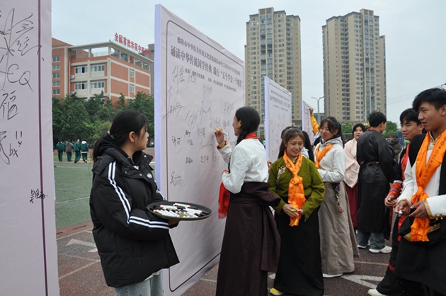 誦讀中華傳統(tǒng)國(guó)學(xué)經(jīng)典，踐行“五個(gè)學(xué)會(huì)三個(gè)規(guī)范”3.jpg